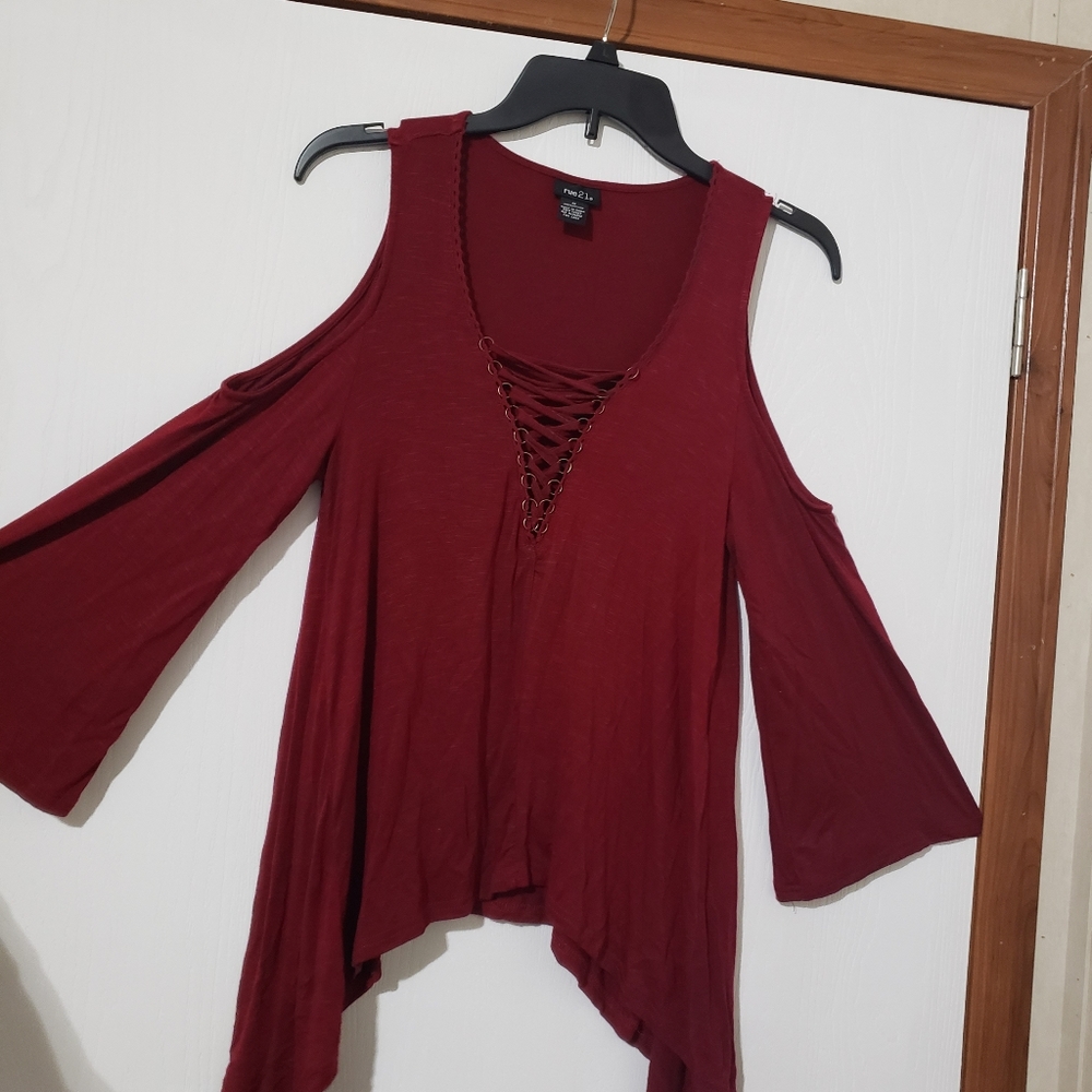 💥3/$30💥Rue21 Cold Shoulder Top